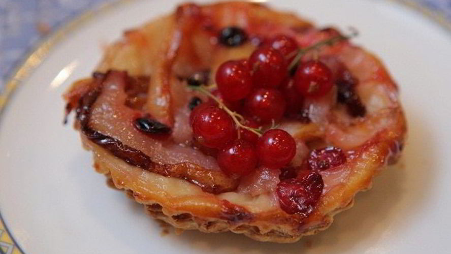 Рецепт тарталетки с грушами и красной смородиной