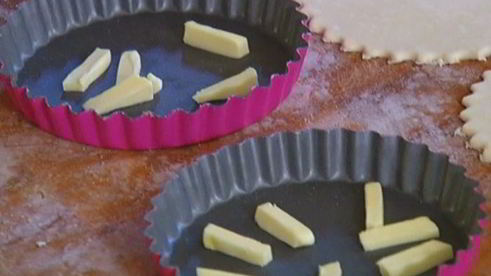 тарталетки с грушами и красной смородиной