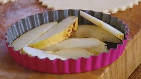 тарталетки с грушами и красной смородиной