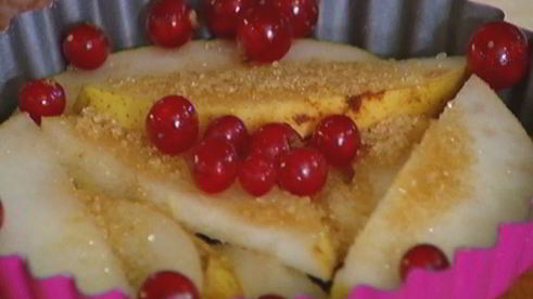 тарталетки с грушами и красной смородиной