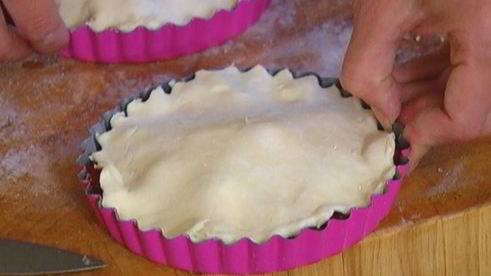 тарталетки с грушами и красной смородиной