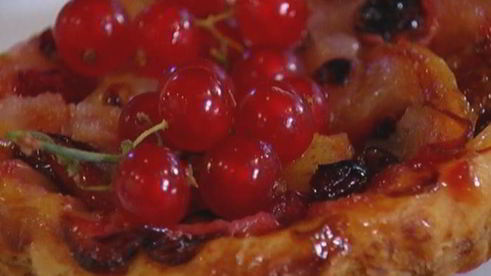 тарталетки с грушами и красной смородиной