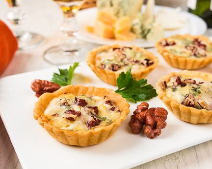 Тарталетки с грушей и голубым сыром