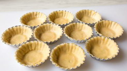 тарталетки с грушей и голубым сыром