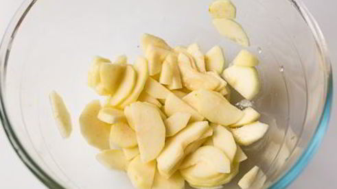 тарталетки с грушей и голубым сыром