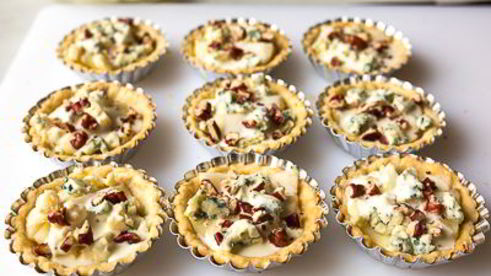 тарталетки с грушей и голубым сыром