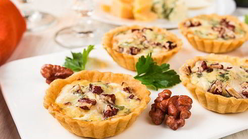 тарталетки с грушей и голубым сыром