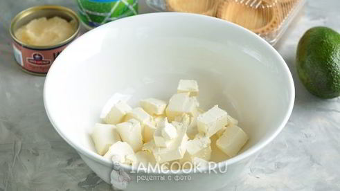 тарталетки с икрой селедки, авокадо и творожным сыром