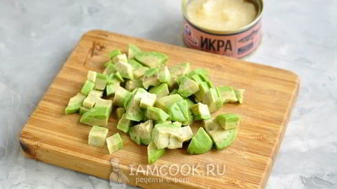 тарталетки с икрой селедки, авокадо и творожным сыром