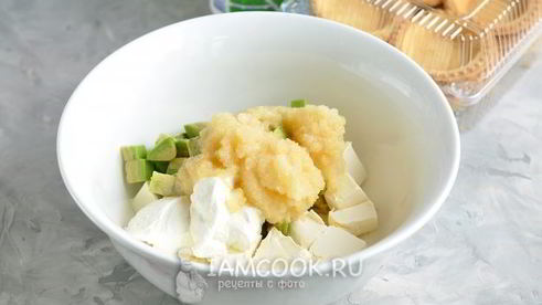 тарталетки с икрой селедки, авокадо и творожным сыром