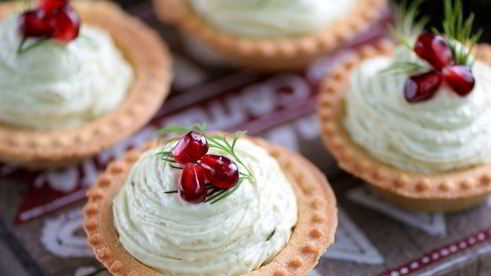 тарталетки с икрой селедки, авокадо и творожным сыром