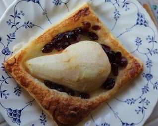 Тарталетки с карамелизированной грушей и клюквой