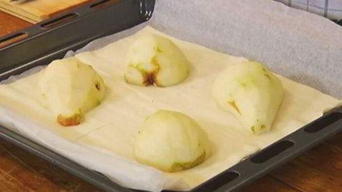 тарталетки с карамелизированной грушей и клюквой