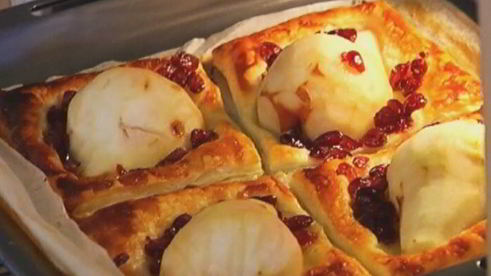 тарталетки с карамелизированной грушей и клюквой