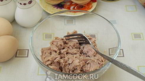 тарталетки с консервированным тунцом