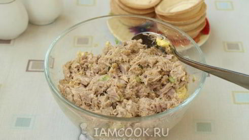 тарталетки с консервированным тунцом