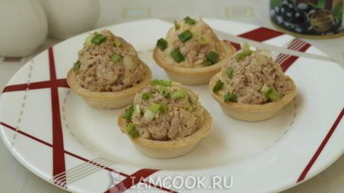 тарталетки с консервированным тунцом