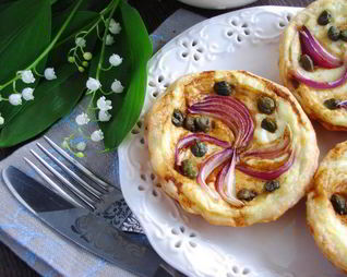 Тарталетки с красным луком и сырным соусом