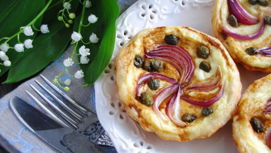 Рецепт тарталетки с красным луком и сырным соусом