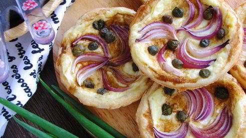 тарталетки с красным луком и сырным соусом