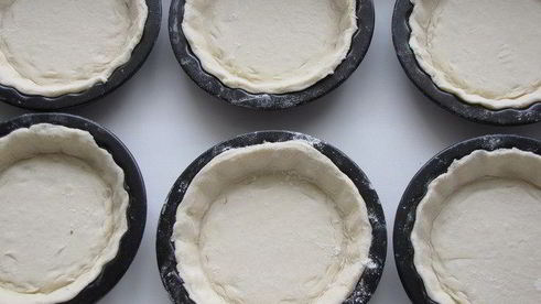 тарталетки с красным луком и сырным соусом