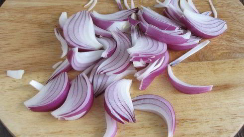 тарталетки с красным луком и сырным соусом