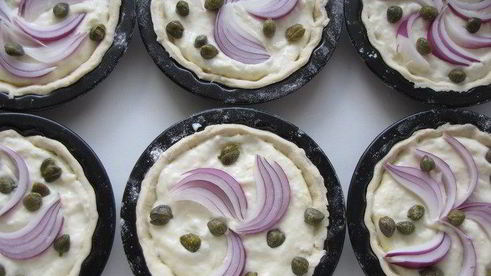 тарталетки с красным луком и сырным соусом