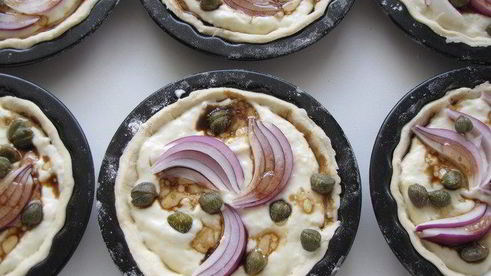 тарталетки с красным луком и сырным соусом