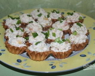 Тарталетки с курицей и ананасом