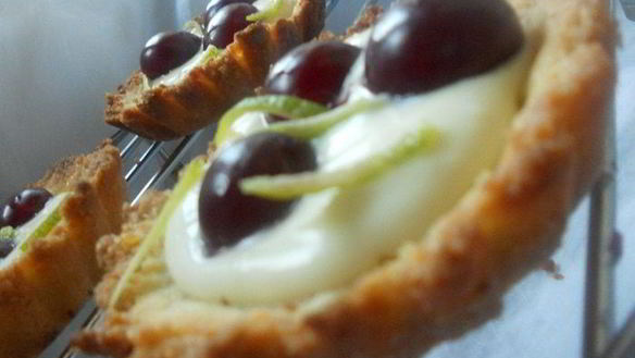 Рецепт Тарталетки с лаймовым маскарпоне и ромовой вишней