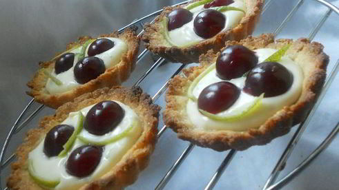 тарталетки с лаймовым маскарпоне и ромовой вишней