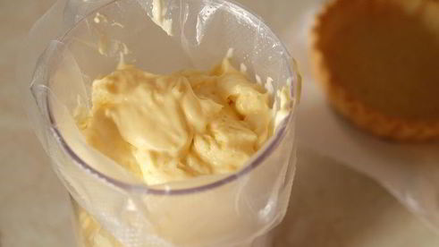 тарталетки с лимонно-лаймовым кремом и меренгой