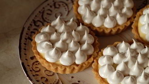 тарталетки с лимонно-лаймовым кремом и меренгой