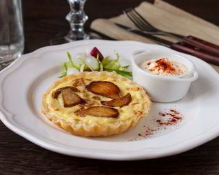 Тарталетки с луком и белыми грибами