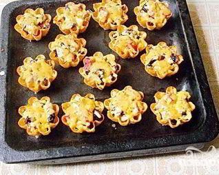 Тарталетки с мясом, фруктами и сыром