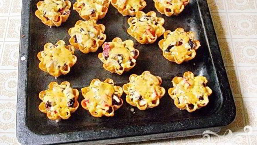 Рецепт тарталетки с мясом, фруктами и сыром