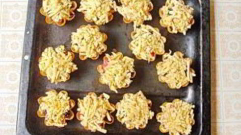 тарталетки с мясом, фруктами и сыром