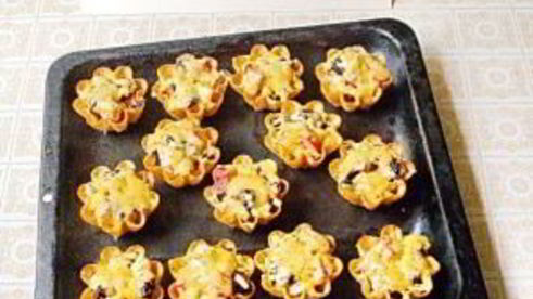 тарталетки с мясом, фруктами и сыром