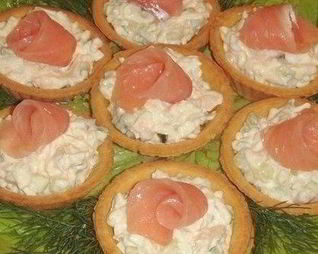 Тарталетки с огурцом и красной рыбой
