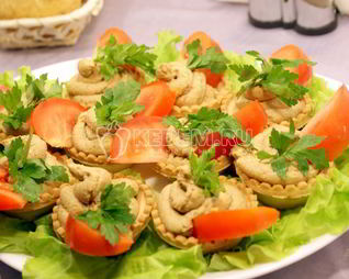 Тарталетки с печеночным муссом и помидорами