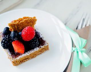 Тарталетки с ягодами и ежевичным фланом