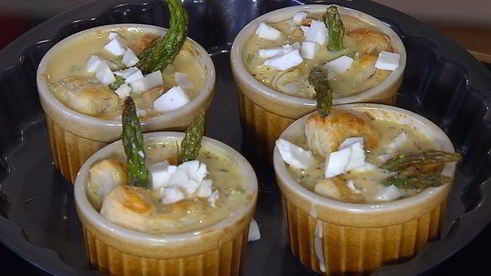 тарталетки со спаржей, розмарином и сыром