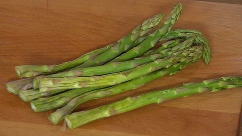 тарталетки со спаржей, розмарином и сыром