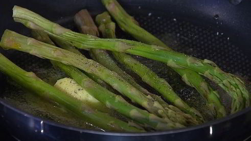 тарталетки со спаржей, розмарином и сыром