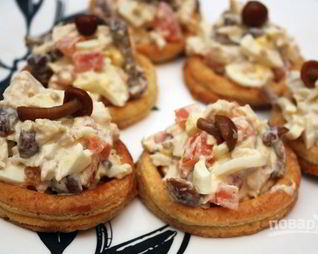 Творожные тарталетки с куриным салатом