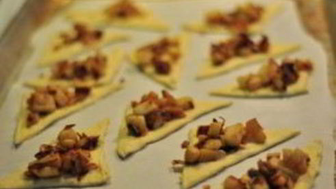 яблочно-луковые тарталетки