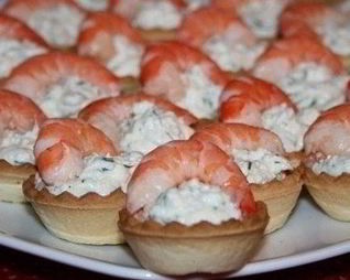 Закусочные тарталетки с творогом и креветками