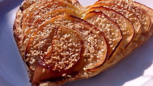 французский хрустящий тарт с яблоками и корицей