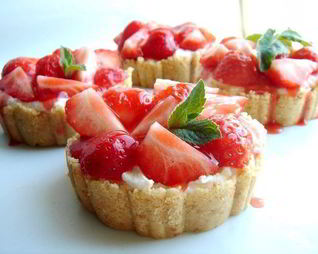 Клубничный тарт с манным пудингом