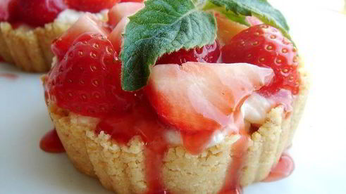 клубничный тарт с манным пудингом